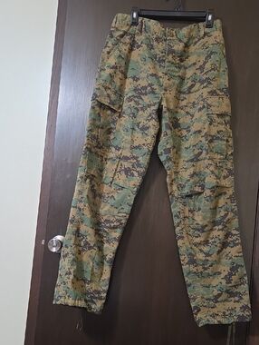 Army Camouflage fatigue pants. heavy fabric size Medium Regular NWOT unisex